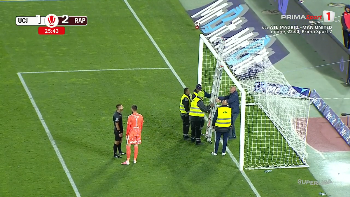 U Cluj - Rapid, întrerupt 4 minute după ce s-a rupt plasa