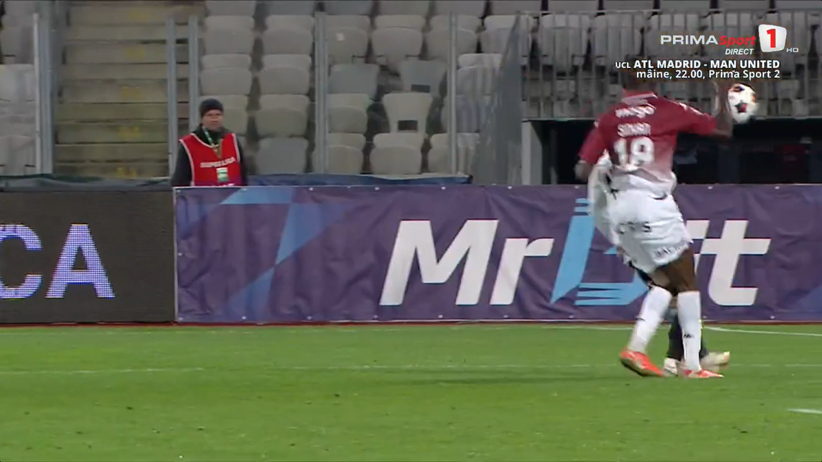 U Cluj a solicitat un penalty în meciul cu Rapid după un posibil henț al lui Sheriff Sinyan