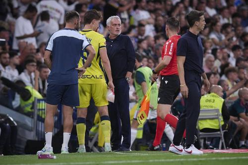 Căpitanul lui Villarreal, Juan Foyth (foto, în galben), încearcă să discute cu Jose Mourinho / Foto: Imago