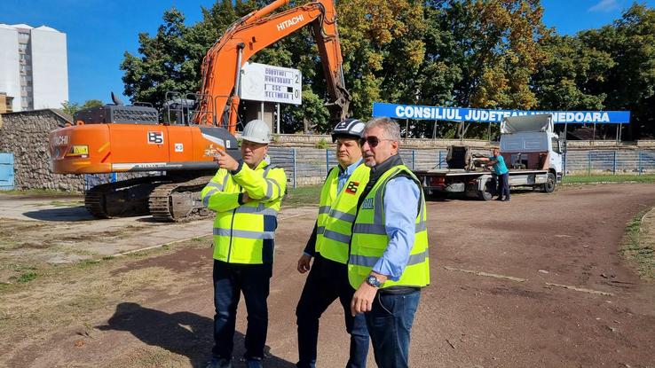 A început demolarea vechiului stadion din Hunedoara // foto: Facebook Corvinul Hunedoara