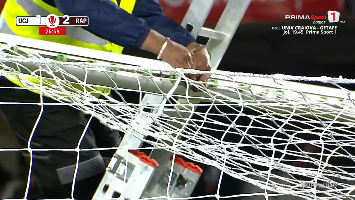 U Cluj - Rapid a fost întrerupt 4 minute » Scene rar văzute în Superliga