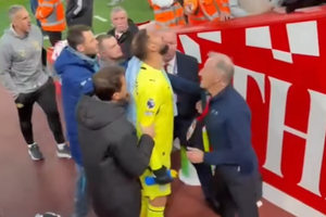 Acum au apărut imaginile: vedeta lui City, conflict cu fanii lui Liverpool după „măcelul” de pe Anfield