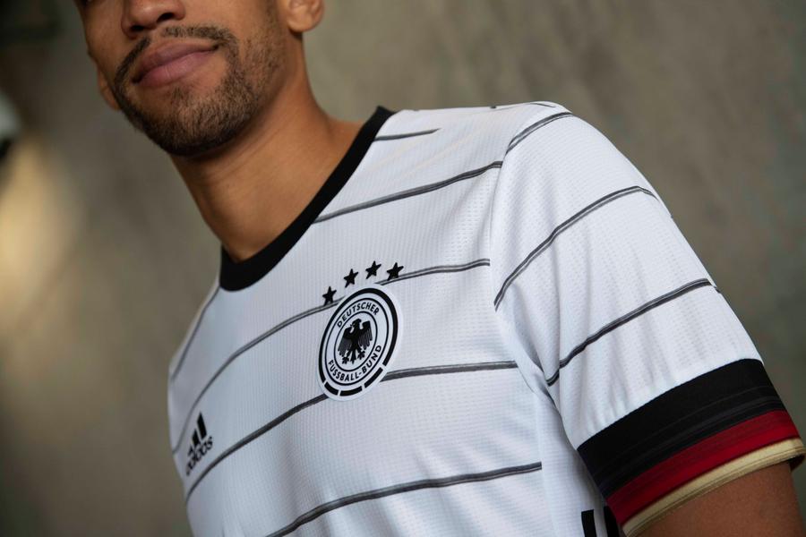 VIDEO+FOTO S-au lansat tricourile de joc pentru EURO 2020 » INTERVIU EXCLUSIV cu designerul Juergen Rank: „De data asta am zis «Fără vectori, fără pixeli, hai să facem ceva mai emoțional, creativ!»”