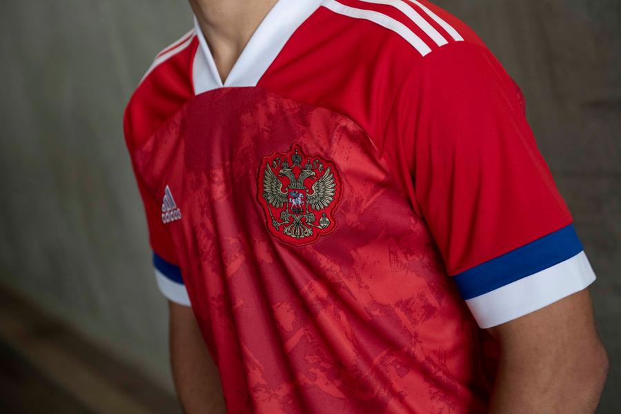 VIDEO+FOTO S-au lansat tricourile de joc pentru EURO 2020 » INTERVIU EXCLUSIV cu designerul Juergen Rank: „De data asta am zis «Fără vectori, fără pixeli, hai să facem ceva mai emoțional, creativ!»”