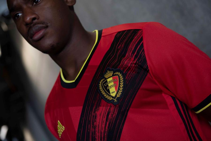VIDEO+FOTO S-au lansat tricourile de joc pentru EURO 2020 » INTERVIU EXCLUSIV cu designerul Juergen Rank: „De data asta am zis «Fără vectori, fără pixeli, hai să facem ceva mai emoțional, creativ!»”