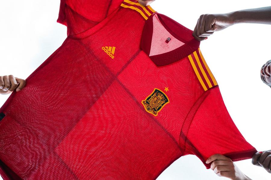 VIDEO+FOTO S-au lansat tricourile de joc pentru EURO 2020 » INTERVIU EXCLUSIV cu designerul Juergen Rank: „De data asta am zis «Fără vectori, fără pixeli, hai să facem ceva mai emoțional, creativ!»”