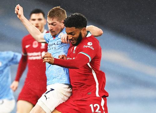 Joe Gomez, în roșu, în duel cu Kevin de Bruyne, foto: Guliver/gettyimage