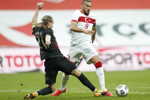 Domagoj Vida în duel cu Cenk Tosun
foto: Reuters