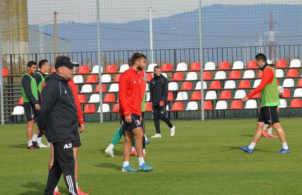 Covid-19 rămâne prezent în Liga 1 » 3 fotbaliști au fost confirmați astăzi: „Au intrat imediat în izolare”