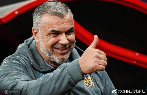 Olăroiu, răsfățat de miliardarul chinez după cucerirea titlului » Premiul în bani + anunțul-bonus al patronului lui Jiangsu