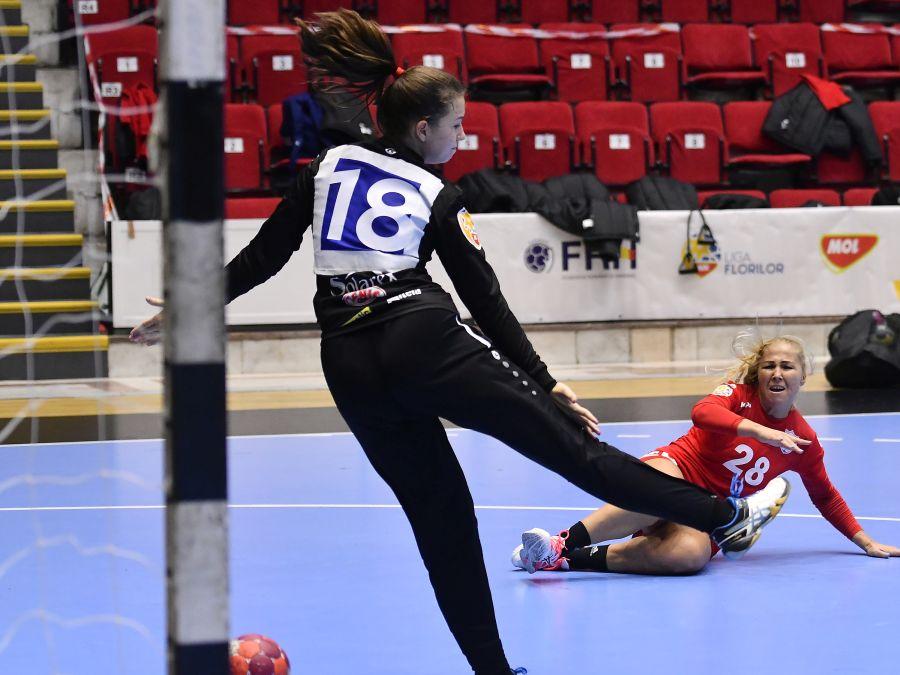 Portarul Maria Marinescu (16 ani) a avut 15 parade la meciul cu Galați FOTO sportpictures.eu „Grădinița din Bănie” nu a putut face surpriza. Cu 11 jucătoare aflate în carantină, Craiova a pierdut cu Galațiul!