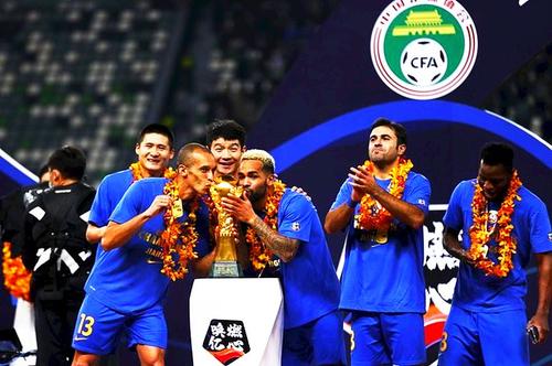 Cosmin Olăroiu (51 de ani) este campionul Superligii chineze cu Jiangsu Suning, în premieră în istoria clubului din Nanjing. Giovanni Becali (68 de ani) a lăudat performanța antrenorului român.