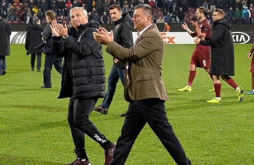 Dan Petrescu (52 de ani) are o poziție incertă la CFR Cluj. Antrenorul campioanei ar fi tentat să plece, dar clauza de două milioane de euro îl ține pe loc.