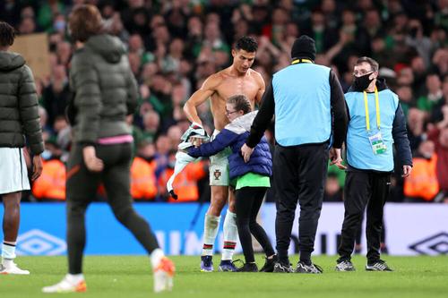 Cristiano Ronaldo i-a dăruit tricoul unei fetițe, făcând-o fericită.