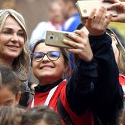 Nadia Comăneci în mijlocul tinerilor participanți la evenimentul 