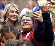 Nadia Comăneci în mijlocul tinerilor