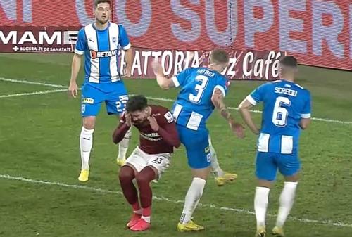 Alexandru Albu a reclamat lovitura primită de la Bogdan Mitrea // foto: captură DigiSport