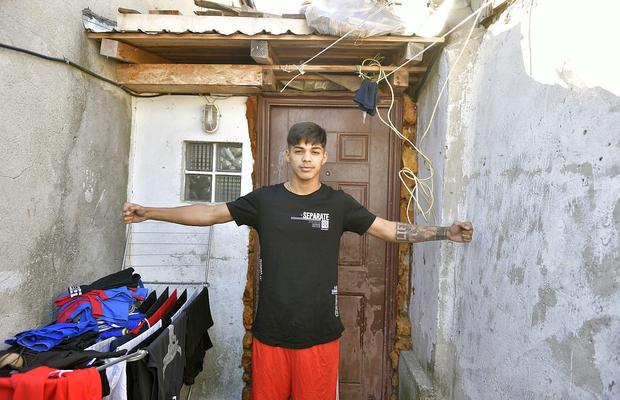 Saly, campionul care doarme pe jos » Povestea unui boxer supertalentat, părăsit de tată la 11 ani. El și sora lui au crescut într-o cocioabă, din salariul mizer al mamei, femeie de serviciu în mall
