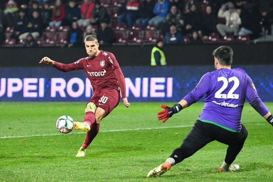 Portarul Alexandru Ciul, de la CS Dumbrăviţa, n-are un fizic de sportiv de performanţă FOTO: IMAGO Profesionismul nostru e supraponderal