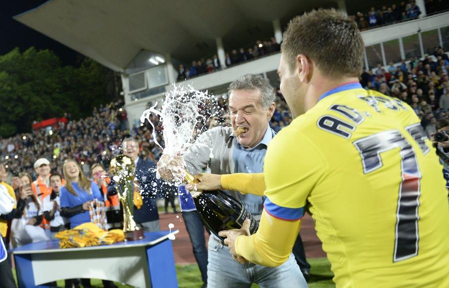 Becali a sărbătorit pe teren titlul din 2015 / foto: Arhivă GSP Avantaj FCSB » Ce nu a reușit să facă niciodată Nicolo Napoli împotriva roș-albaștrilor