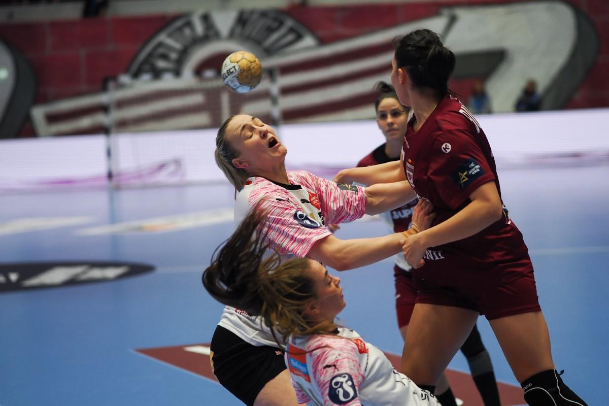 Imaginile săptămânii în sportul european vin din Polivalentă » Adversara Rapidului a urcat în peluză și a cântat cu galeria giuleștenilor