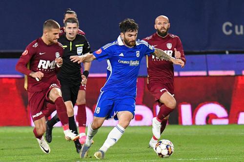 Chițu, la balon, în duel cu Daniel Bîrligea // foto: Imago Images