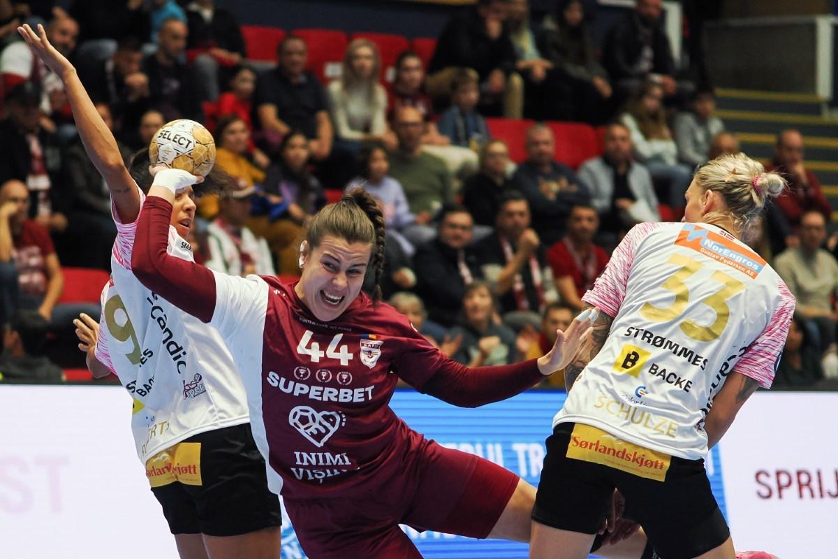 Imaginile săptămânii în sportul european vin din Polivalentă » Adversara Rapidului a urcat în peluză și a cântat cu galeria giuleștenilor