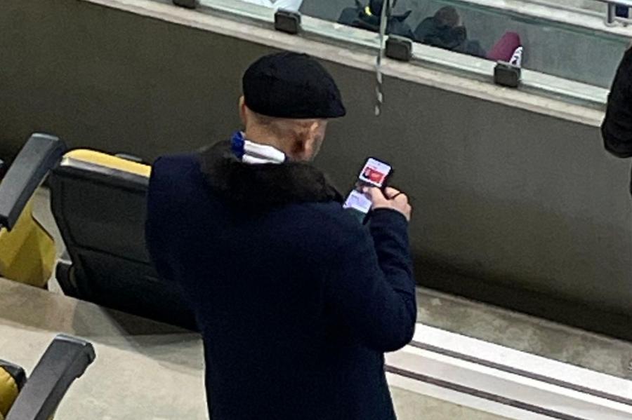 Adrian Mititelu urmărea ultimele noutăți din sport pe GSP. Foto: Iosif Popescu Ce nu s-a văzut la TV la FCSB - FCU Craiova: „Dă pe GSP!” + cine a recunoscut că este fanul lui FCU