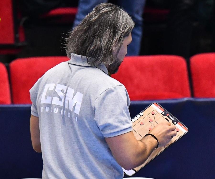 Adrian Vasile și tăblița cu scheme Foto Cristi Preda Un stres de 4 milioane de euro » Costi Prună, opinie după egalul rușinos înregistrat de CSM București cu Debrecen