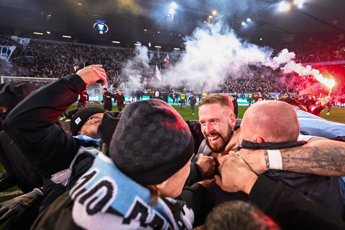 HAOS la Malmo - Elfsborg, meci cu titlul pe masă în Suedia! Alarme de incendiu, plase incendiate și partidă întreruptă » Un penalty a decis campioana