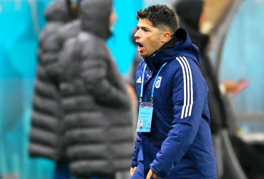 FCSB a învins-o pe FCU Craiova, scor 2-1, și își consolidează poziția de lider în Superligă. Giovanni Costantino, antrenorul grupării oltene, a cerut timp pentru a scoate echipa din subsolul clasamentului.