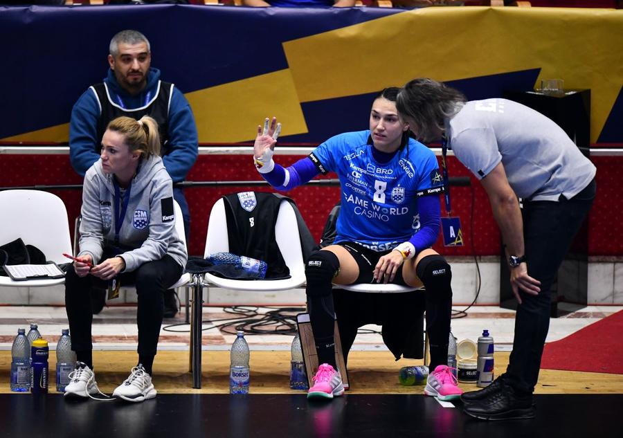 Cristina Neagu și Adrian Vasile în timpul meciului Foto Cristi Preda Un stres de 4 milioane de euro » Costi Prună, opinie după egalul rușinos înregistrat de CSM București cu Debrecen