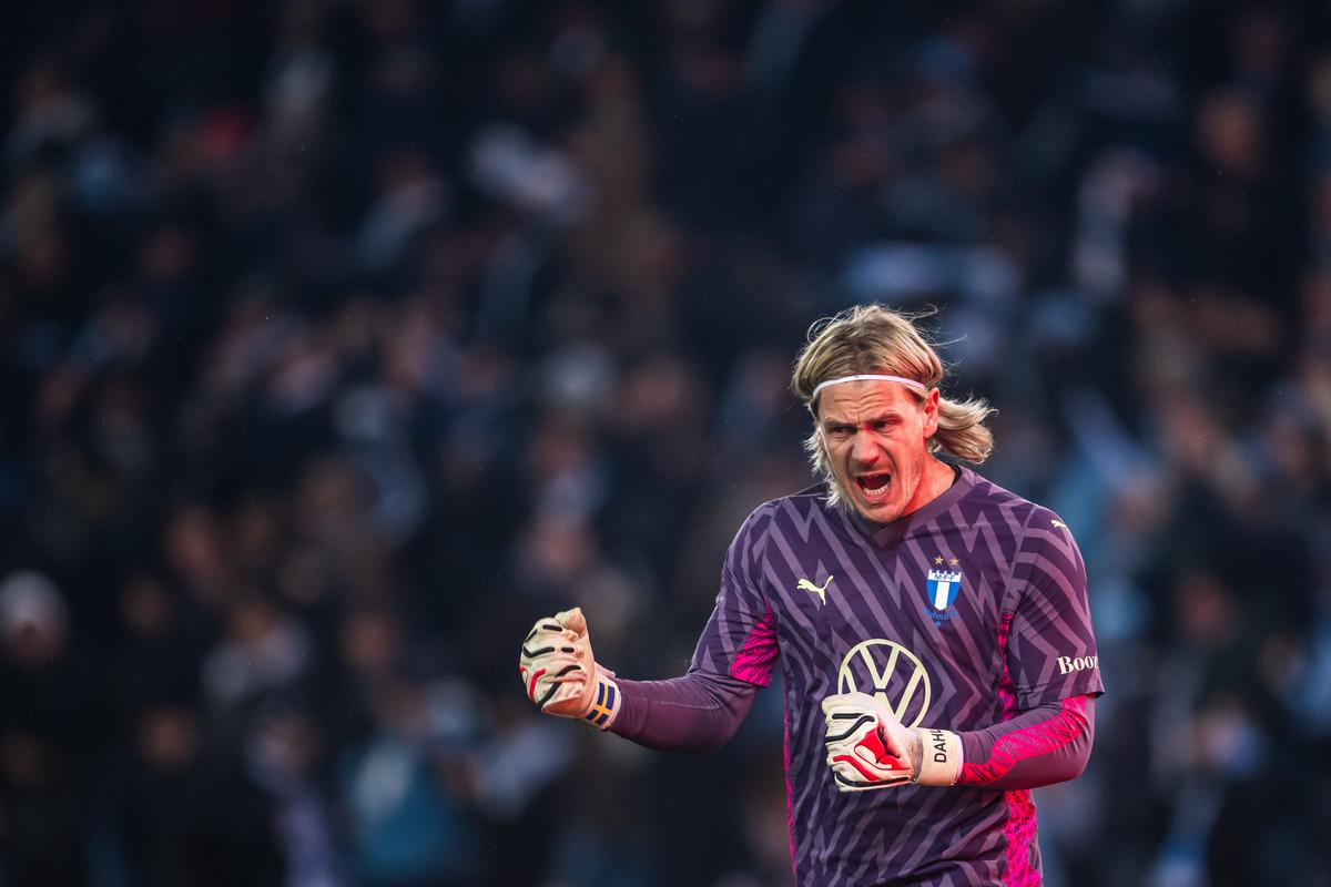 HAOS la Malmo - Elfsborg, meci cu titlul pe masă în Suedia! Alarme de incendiu, plase incendiate și partidă întreruptă » Un penalty a decis campioana