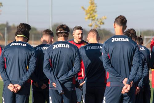 Costin Curelea (centru). 
Foto: Facebook @ Echipa națională de fotbal a României