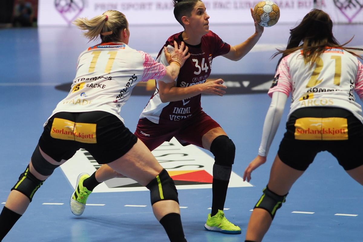 Imaginile săptămânii în sportul european vin din Polivalentă » Adversara Rapidului a urcat în peluză și a cântat cu galeria giuleștenilor