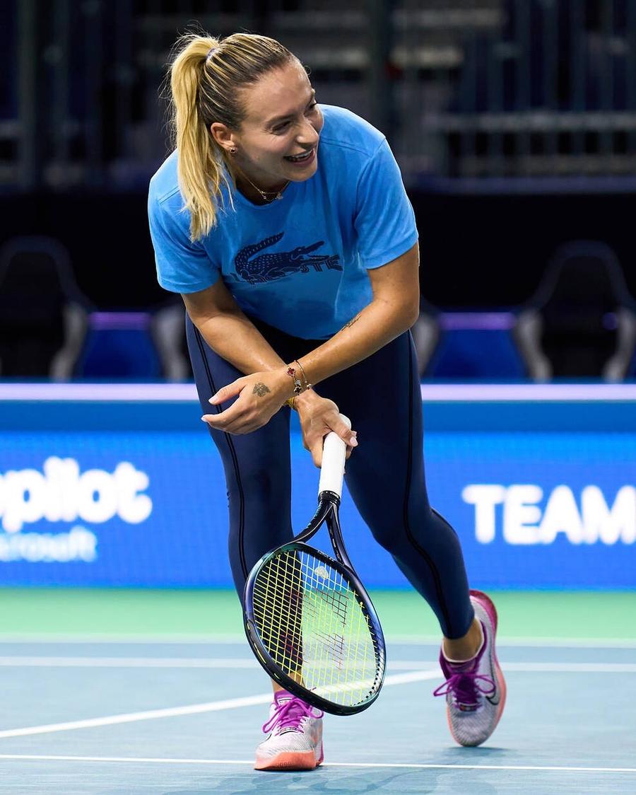 Ana Bogdan în sala de la Malaga „Tricolorele” așteaptă cu nerăbdare întâlnirea cu Japonia de la Malaga din cadrul BJK Cup Finals: „Comunicăm bine și ne distrăm foarte mult”