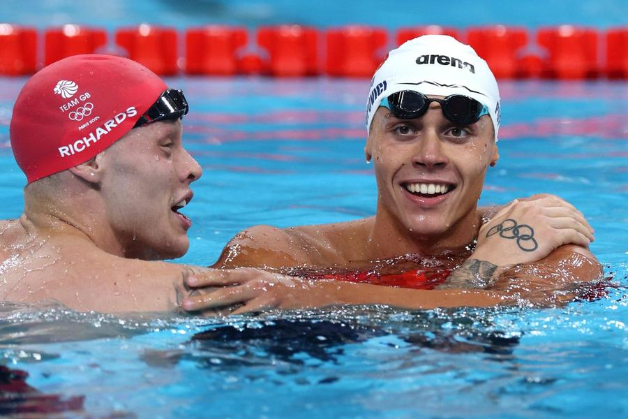 Mstt Richards și David Popovici la finalul cursei de 200 m liber de la Paris FOTO Imago Images Cadoul de 7,5 milioane de euro de la Ion Țiriac pe care nu-l vrea nimeni » Discuție șocantă cu David Popovici: „Domnu' Țiriac, e adevărat?!”