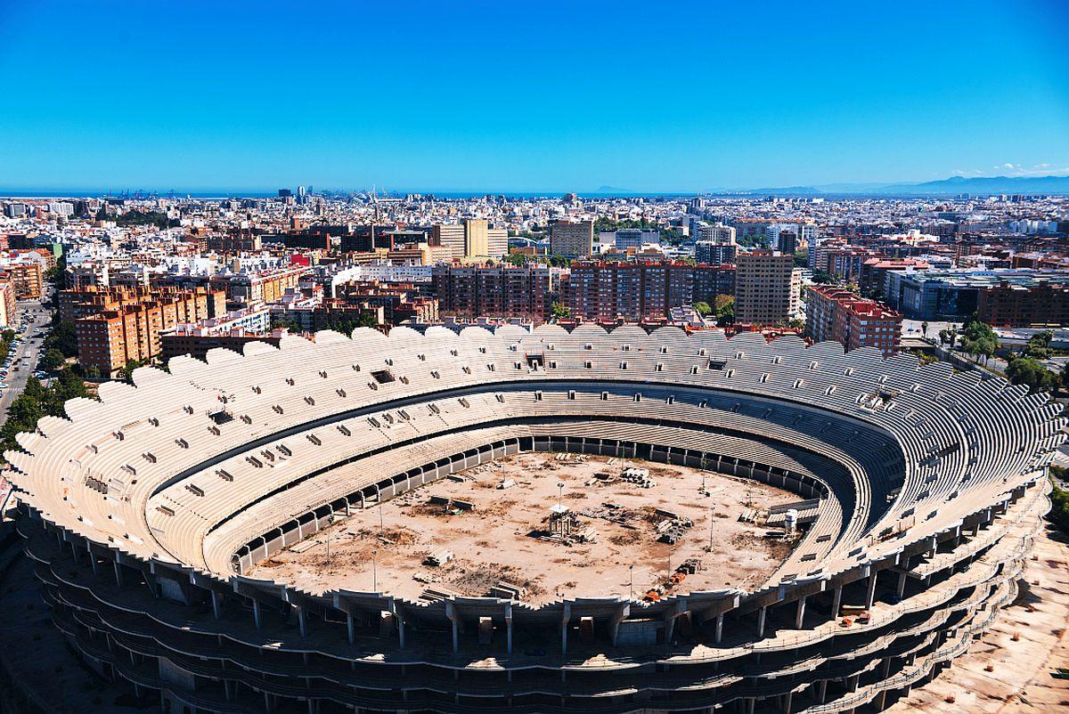 Vor relua lucrările la al patrulea cel mai mare stadion al țării, lăsat de 15 ani în PARAGINĂ! Costă 241 mil. € și arată spectaculos