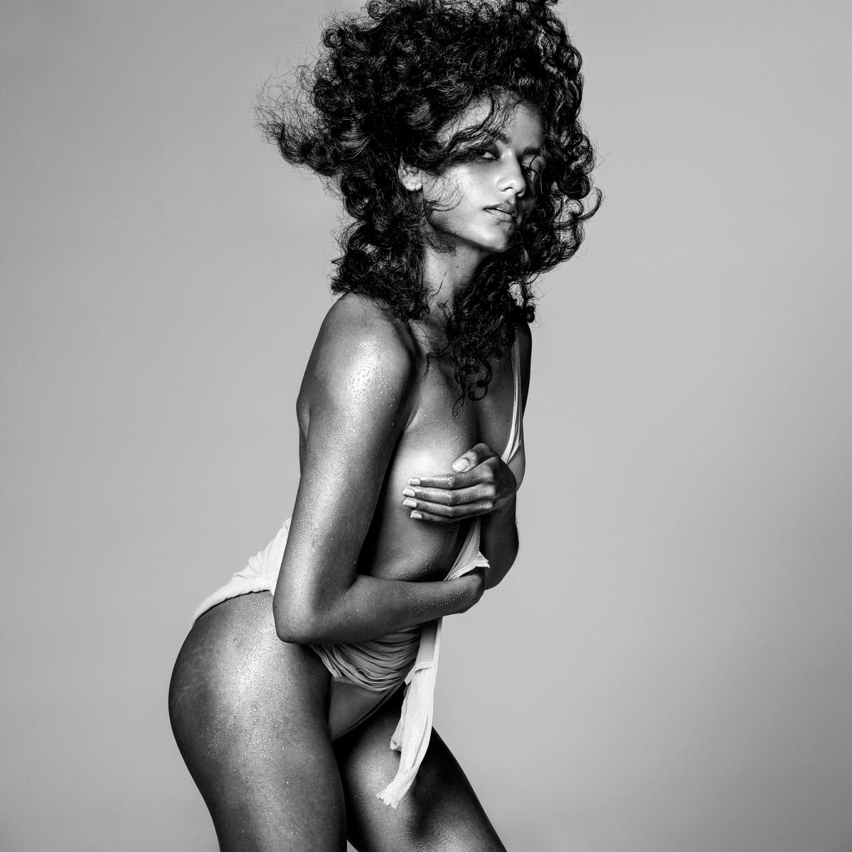 S-a lansat Calendarul Pirelli 2025 » Imagini senzuale cu cele mai tari modele din lume, realizate pe o plajă din Miami