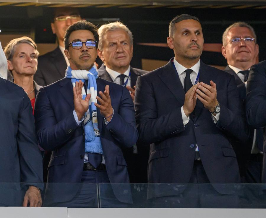 Proprietarul Sheikh Mansour (stânga) și președintele Khaldoon Al Mubarak, în lojă la Istanbul, înaintea finalei care i-lui Manchester City prima Ligă a Campionilor / Foto: Imago Analiză de impact în The Guardian: „Cazul Manchester City este o parabolă a puterii moderne. O idee atât de proastă ca Premier League să le permită unor state să investească în cluburi de fotbal”