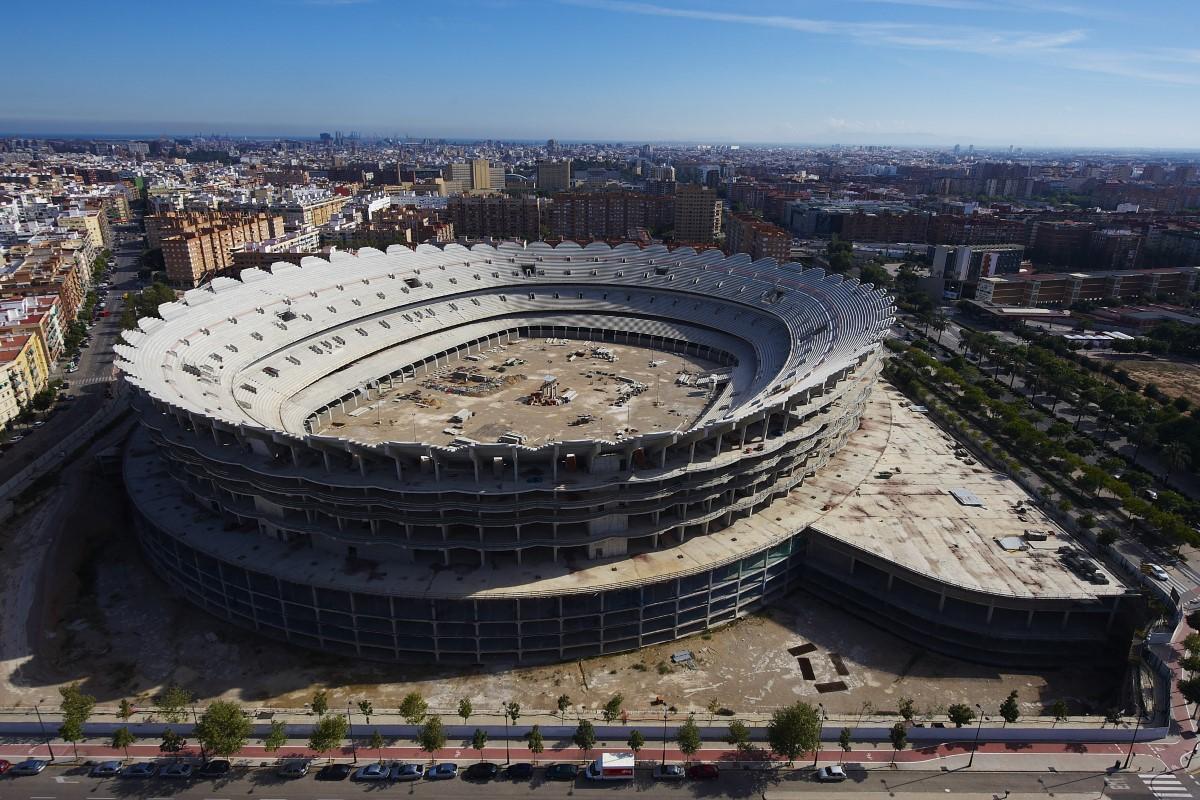 În sfârșit! După 16 ani, au reluat lucrările la „colosul uitat” » Imagini de pe șantierul unui stadion unic