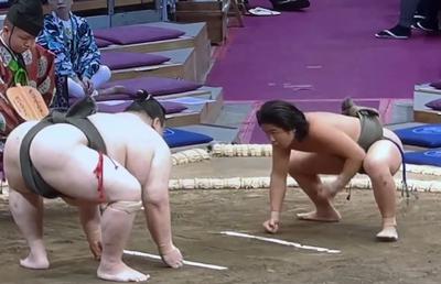 Rezultat neașteptat la Sumo: un luptător de 16 ani a câștigat în 10 secunde un duel cu un adversar cu 100 de kilograme în plus