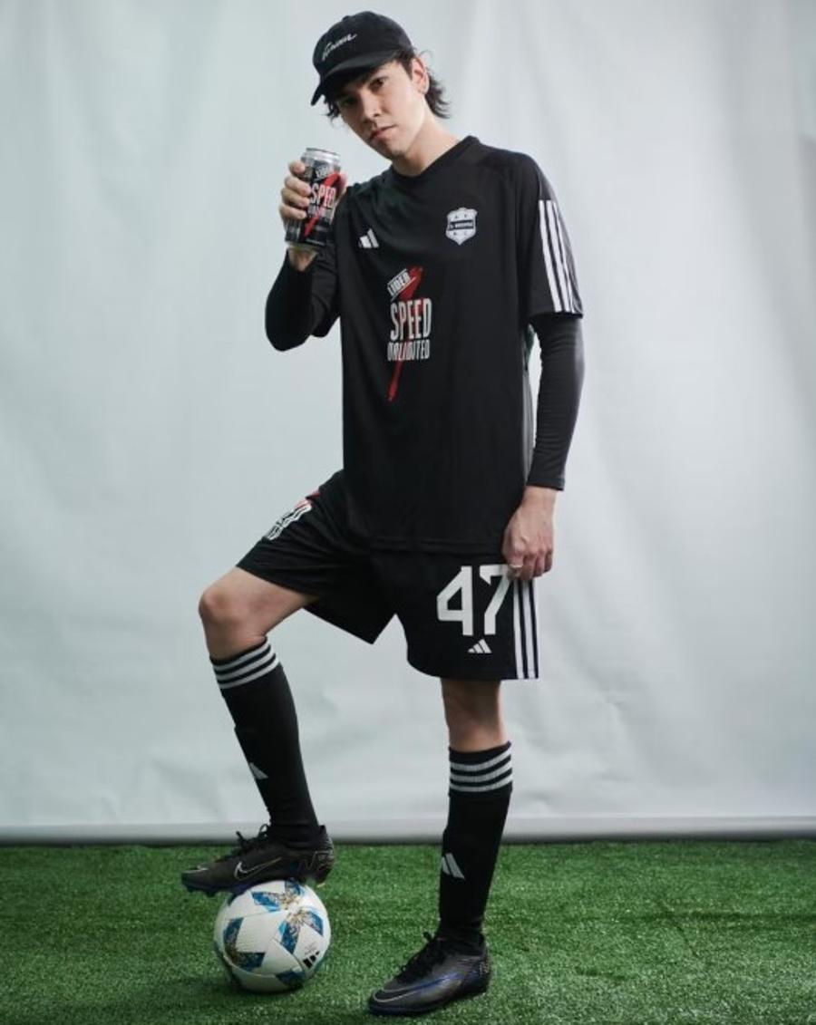 Atacantul-influencer face reclamă pentru noul sponsor al lui Deportivo Riestra Un influencer, folosit în meciul oficial din prima ligă » Legendele sunt scandalizate: „Fotbalul nu înseamnă asta!”