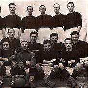 AC Torino, generația care a câștigat titlul în ediția 1927 - 1928. Antrenorul Tony Cargnelli, primul din stânga, antrenase anterior în România