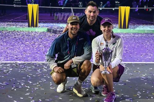 Elena Rybakina alături de antrenorul Stefano Vukov și de fizioterapeutul Stefan Duell Foto: Imago Images