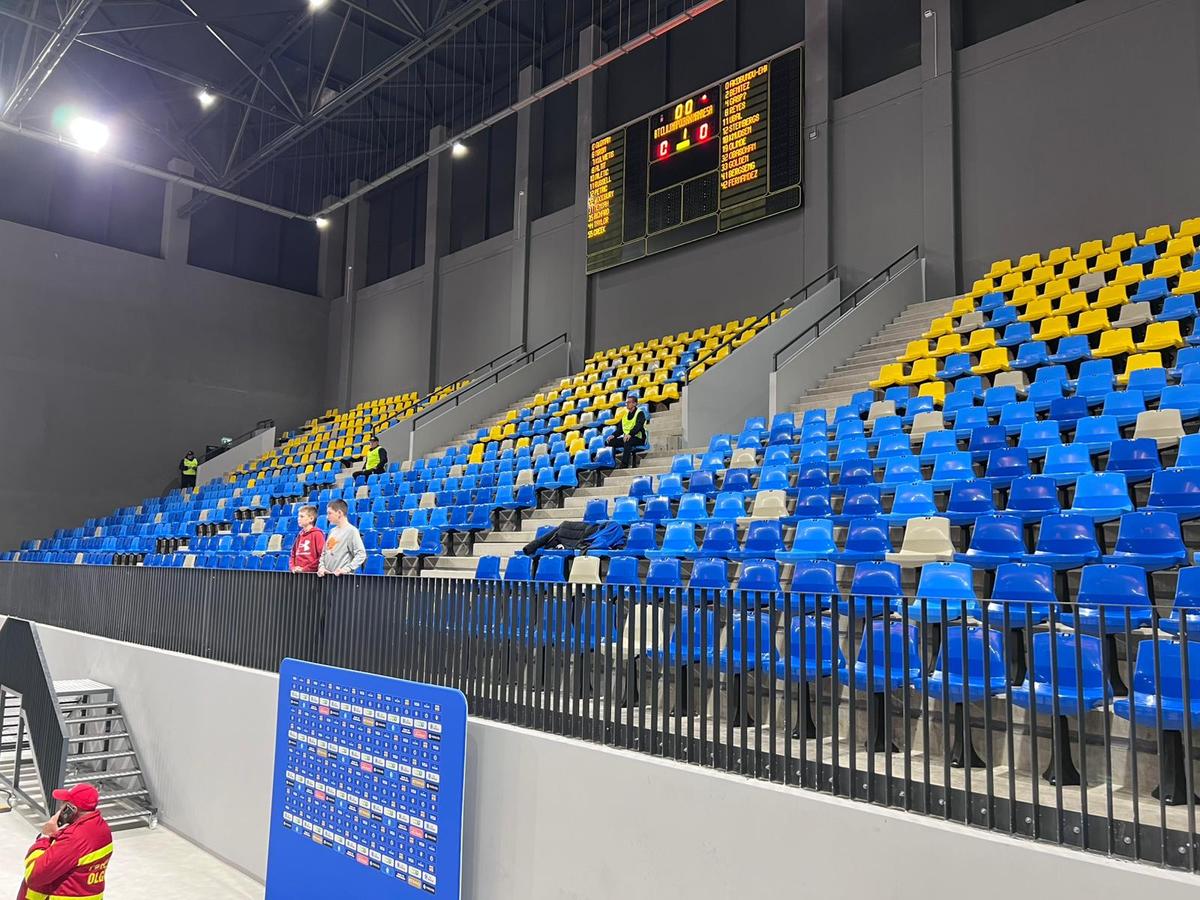 Imagini senzaționale! Ieri au jucat handbal în Europa, azi au transformat TOTAL cea mai nouă sală din România: au muncit toată noaptea pentru un alt eveniment sportiv major