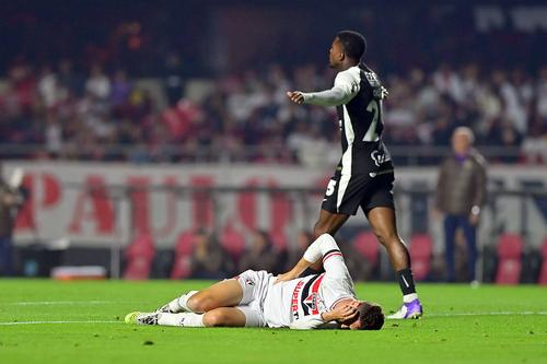 Oscar, prăbușit pe gazon în timpul unui meci la Sao Paulo // foto: Imago Images