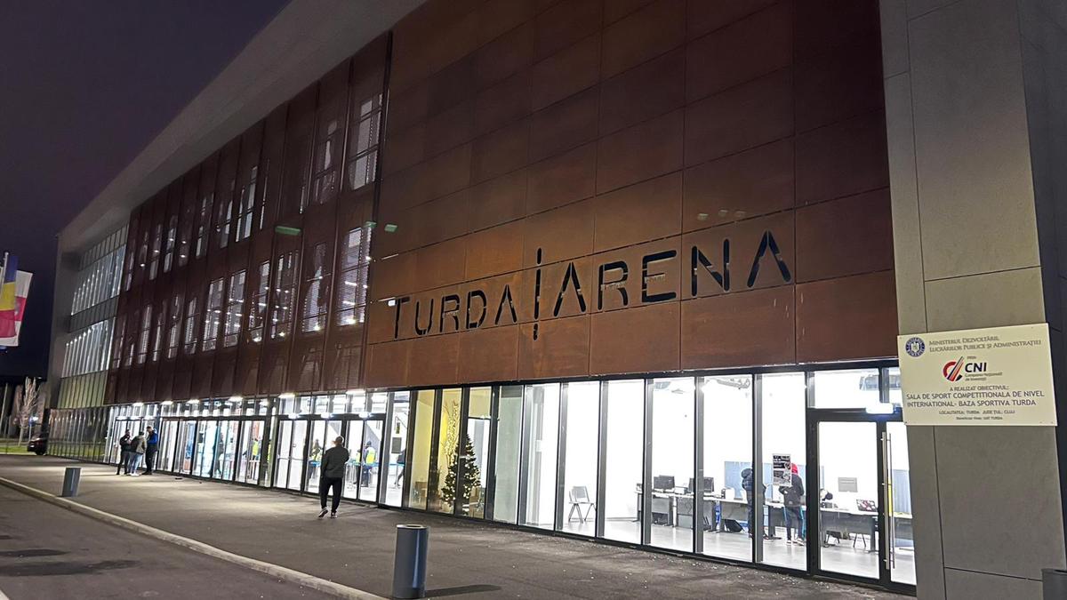 Imagini senzaționale! Ieri au jucat handbal în Europa, azi au transformat TOTAL cea mai nouă sală din România: au muncit toată noaptea pentru un alt eveniment sportiv major
