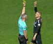 Daniel Bîrligea îl imită pe „centralul” Radu Petrescu, la Sibiu, după ce primește cartonașul galben