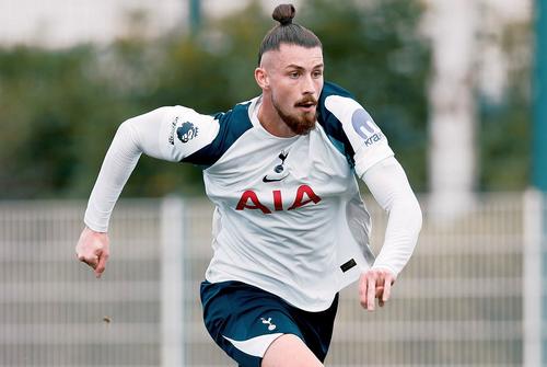 Radu Drăgușin, în acțiune în amicalul cu Leyton Orient / Foto: Facebook @ Tottenham Hotspur